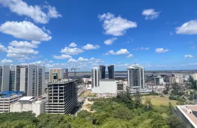 ALUGUEL: T2 Moderno na Polana Cimento A com Vista para a Baía | Segurança Reforçada